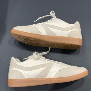 NEVER WORN OUTSIDE- DOLCE VITA QUANTUM SNEAKERS